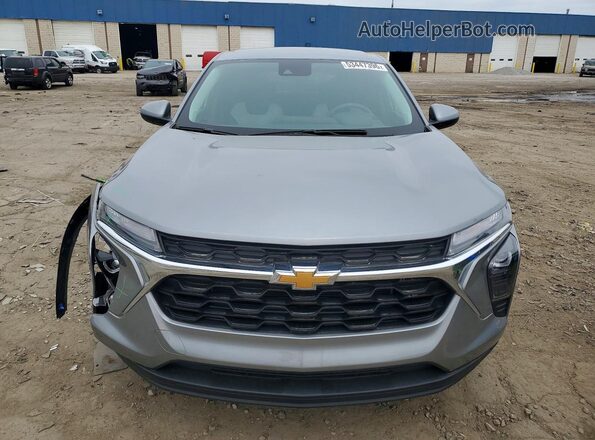 KL77LFE24RC180871 2024 CHEVROLET TRAX Silver Դիմացի տեսք