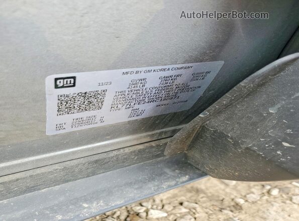 KL77LFE24RC180871 2024 CHEVROLET TRAX Silver VIN կոդի պիտակի տեսք