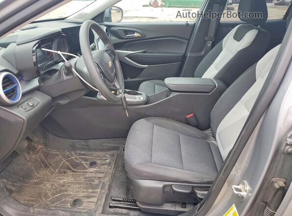KL77LFE24RC180871 2024 CHEVROLET TRAX Silver Սալոնի դիմացի տեսք
