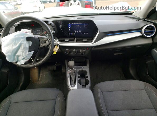 KL77LFE26RC236776 2024 CHEVROLET TRAX Silver Widok deski rozdzielczej