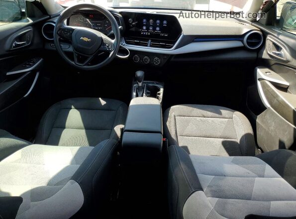 KL77LFE29RC102070 2024 CHEVROLET TRAX Темно-бордовый Вид панели приборов