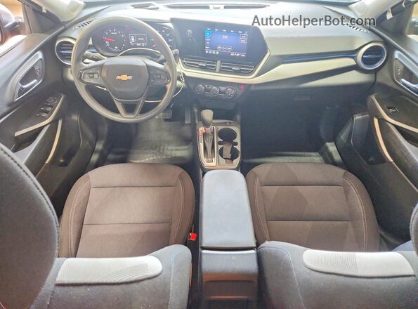KL77LFE2XRC077096 2024 CHEVROLET TRAX Red Առջևի վահանակի տեսք
