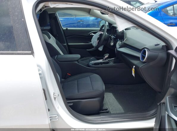 KL77LFEP0TC022028 2026 CHEVROLET TRAX Белый Вид салона спереди