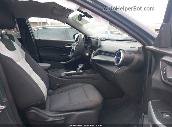 KL77LFEP2SC165917 2025 CHEVROLET TRAX Green Սալոնի դիմացի տեսք