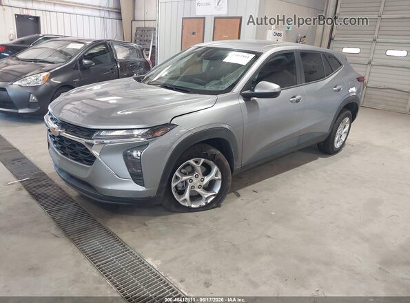 KL77LFEP2SC281859 2025 CHEVROLET TRAX Gray Vista tres cuartos delantera izquierda