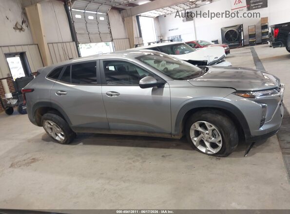KL77LFEP2SC281859 2025 CHEVROLET TRAX Gray Vista interior trasera