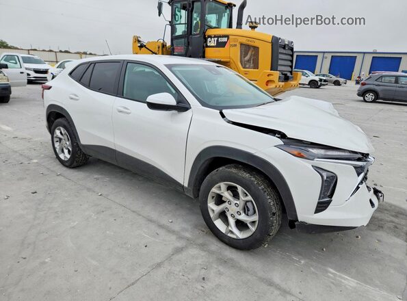 KL77LFEP2TC079542 2026 CHEVROLET TRAX Белый Передняя правая четверть