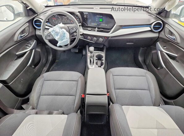 KL77LFEP2TC079542 2026 CHEVROLET TRAX Белый Вид панели приборов