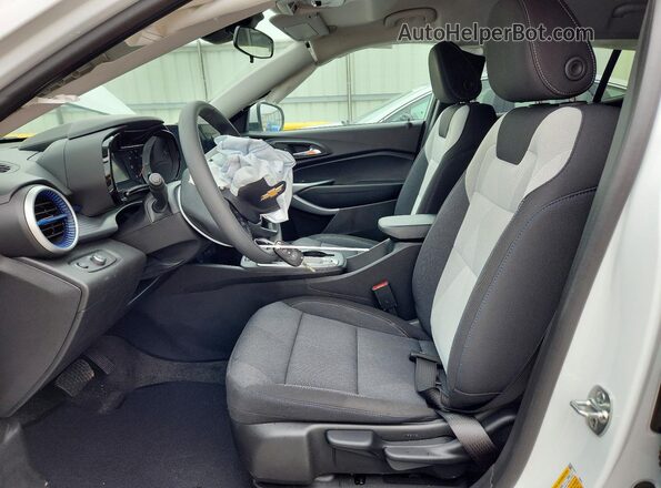KL77LFEP2TC079542 2026 CHEVROLET TRAX Белый Вид салона спереди