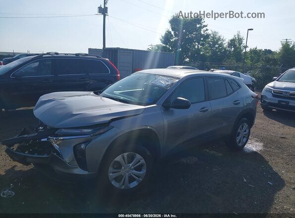 KL77LFEP8SC129956 2025 CHEVROLET TRAX Gray Front left
