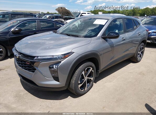 KL77LGE20RC157660 2024 CHEVROLET TRAX Серебряный Передняя левая четверть