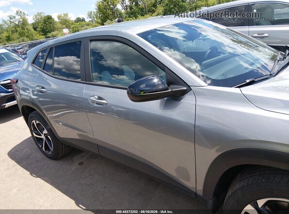 KL77LGE20RC157660 2024 CHEVROLET TRAX Серебряный Вид задней части салона