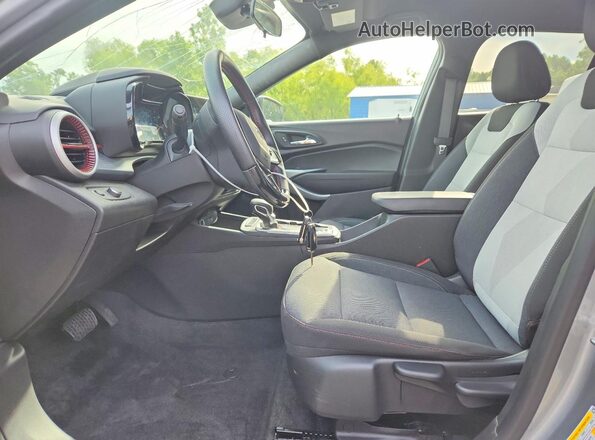 KL77LGE21RC245584 2024 CHEVROLET TRAX Gray წინა სალონის ხედი