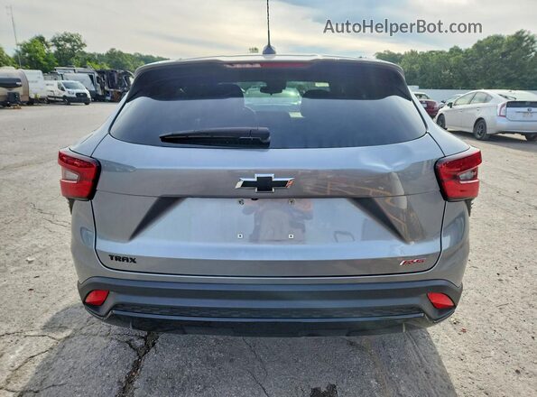 KL77LGE21RC245584 2024 CHEVROLET TRAX Gray უკანა ხედი