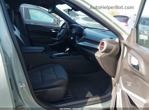 KL77LGE22RC137989 2024 CHEVROLET TRAX Green Widok wnętrza z przodu