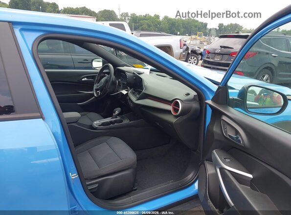 KL77LGE26RC037202 2024 CHEVROLET TRAX Синий Вид салона спереди