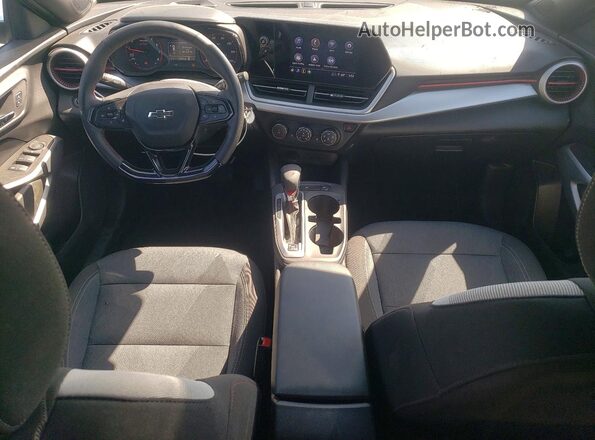 KL77LGE27RC154013 2024 CHEVROLET TRAX Green Widok deski rozdzielczej