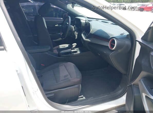 KL77LGE29RC026985 2024 CHEVROLET TRAX White Front interior view