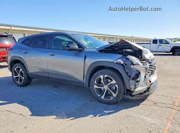 KL77LGE29RC180547 2024 CHEVROLET TRAX Silver Front right