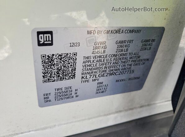 KL77LGE29RC207715 2024 CHEVROLET TRAX White Widok naklejki z numerem VIN