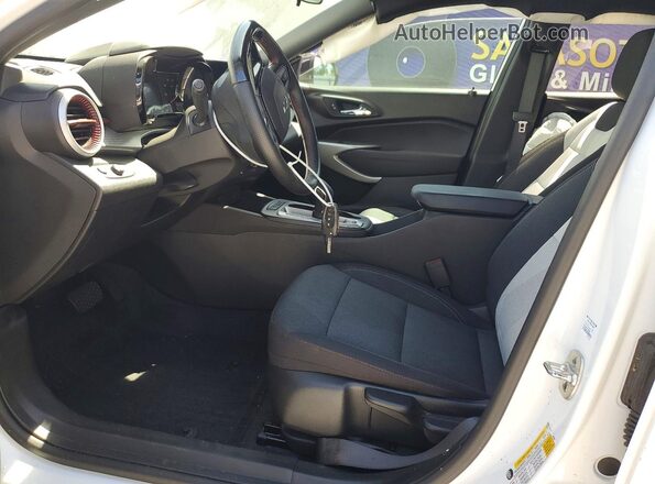 KL77LGE29RC207715 2024 CHEVROLET TRAX White Widok wnętrza z przodu