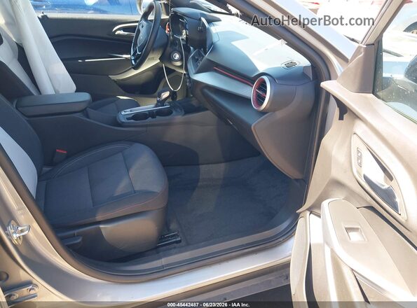 KL77LGEP0TC058419 2026 CHEVROLET TRAX Серебряный Вид салона спереди