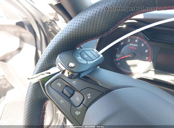 KL77LGEP0TC058419 2026 CHEVROLET TRAX Серебряный Вид панели приборов