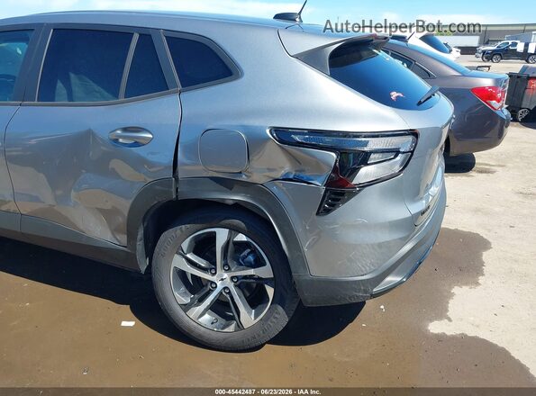 KL77LGEP0TC058419 2026 CHEVROLET TRAX Серебряный Вид спереди