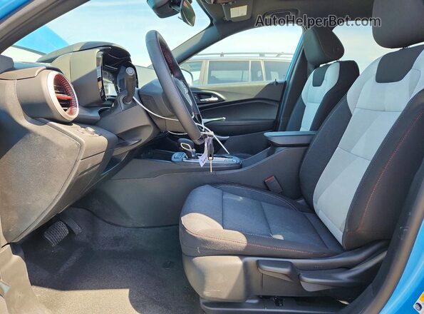 KL77LGEP1TC120085 2026 CHEVROLET TRAX Синий Вид салона спереди