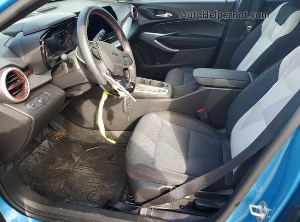 KL77LGEP2SC155233 2025 CHEVROLET TRAX Blue Widok wnętrza z przodu