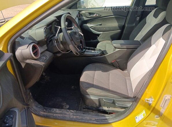 KL77LGEP3SC017104 2025 CHEVROLET TRAX Gold Вид салону спереду