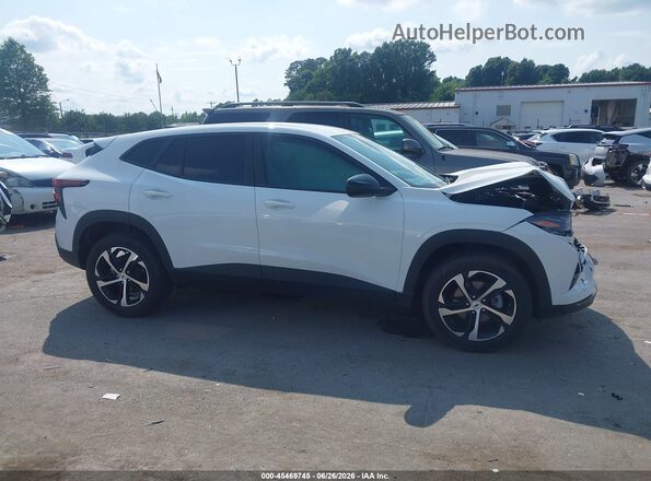 KL77LGEP3SC195109 2025 CHEVROLET TRAX White Widok wnętrza z tyłu
