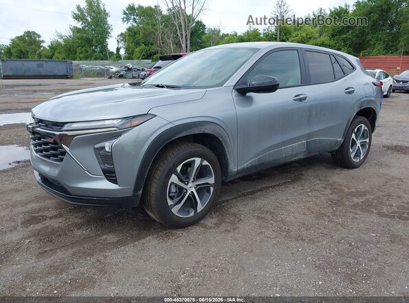KL77LGEP4TC113583 2026 CHEVROLET TRAX Серый Передняя левая четверть