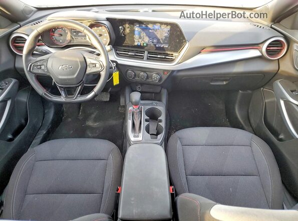 KL77LGEP6SC010664 2025 CHEVROLET TRAX White Առջևի վահանակի տեսք