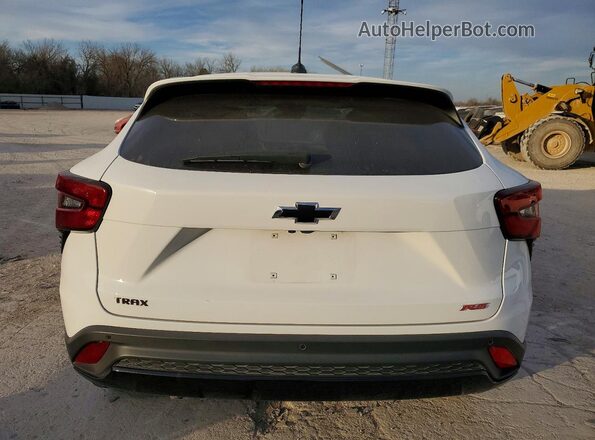 KL77LGEP6SC010664 2025 CHEVROLET TRAX White Հետևի տեսք