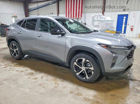 KL77LGEP6SC292885 2025 CHEVROLET TRAX Серый Передняя правая четверть
