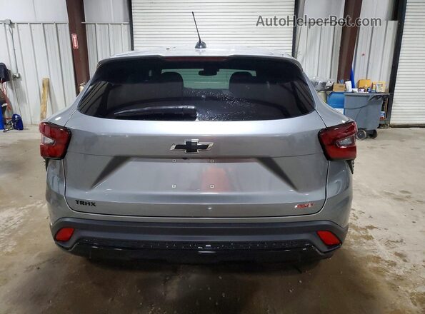 KL77LGEP6SC292885 2025 CHEVROLET TRAX Серый Вид сзади