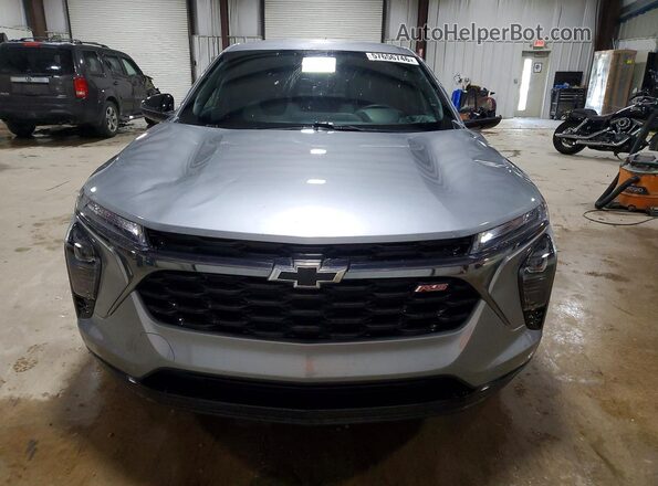 KL77LGEP6SC292885 2025 CHEVROLET TRAX Серый Вид спереди