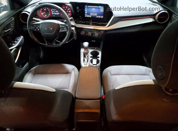 KL77LGEP6SC292885 2025 CHEVROLET TRAX Серый Вид панели приборов