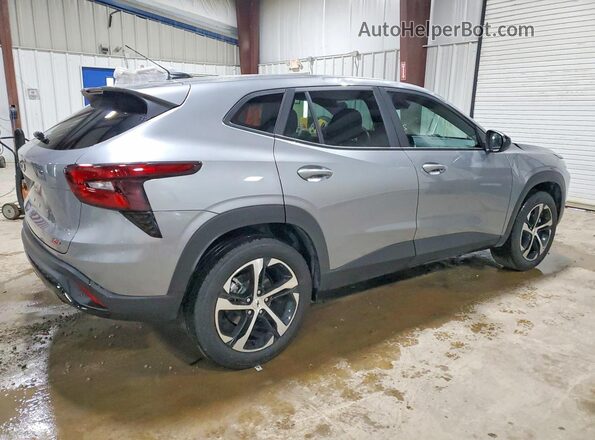 KL77LGEP6SC292885 2025 CHEVROLET TRAX Серый Задняя правая четверть