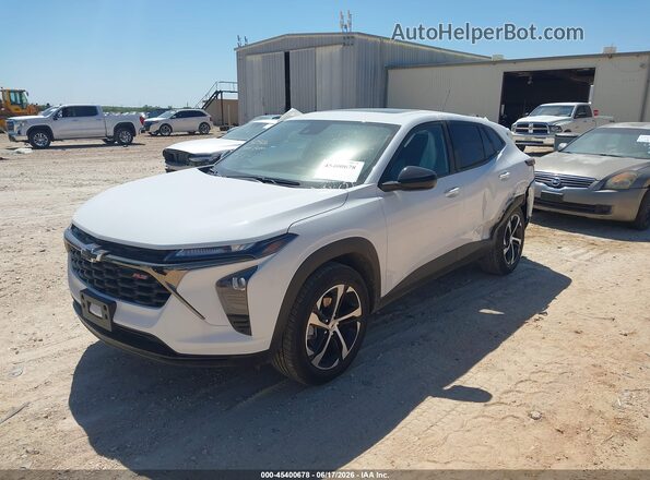 KL77LGEP6TC100916 2026 CHEVROLET TRAX White Передня ліва чверть