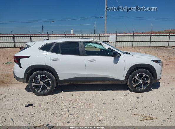 KL77LGEP6TC100916 2026 CHEVROLET TRAX White Вид задньої частини салону