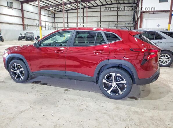 KL77LGEP8SC135956 2025 CHEVROLET TRAX Burgundy Rear left