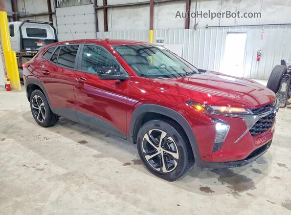 KL77LGEP8SC135956 2025 CHEVROLET TRAX Burgundy Front right