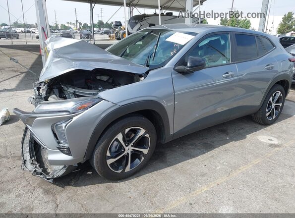 KL77LGEP8SC191962 2025 CHEVROLET TRAX Gray წინა მარცხენა ხედი სამი მეოთხედიდან