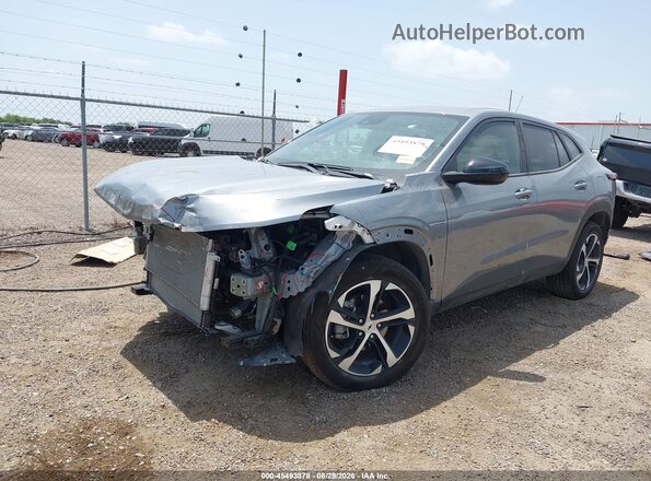 KL77LGEP8SC273321 2025 CHEVROLET TRAX Silver Front left