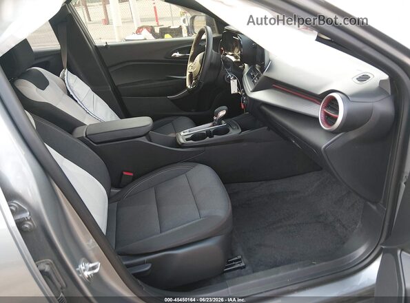 KL77LGEP8SC289969 2025 CHEVROLET TRAX Серебряный Вид салона спереди