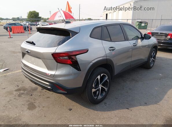 KL77LGEP8SC289969 2025 CHEVROLET TRAX Серебряный Задняя правая четверть