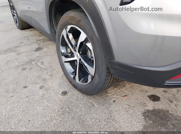 KL77LGEP8SC289969 2025 CHEVROLET TRAX Серебряный Вид спереди
