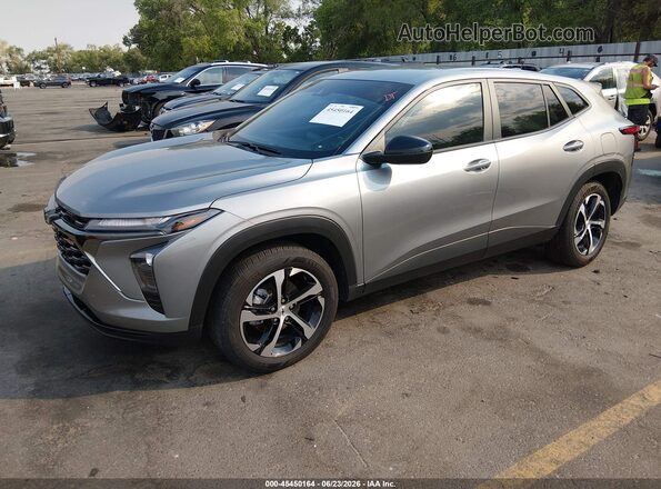 KL77LGEP8SC289969 2025 CHEVROLET TRAX Серебряный Передняя левая четверть